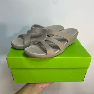 Crocs Sanrah Strappy Wedge Mushroom Cobblestone Sandals Size 7- New